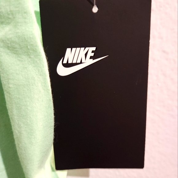 💚 NIKE short sleeve t- shirt BNWT - Picture 3 of 5